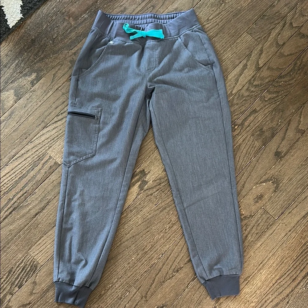 FIGS Scrubs - Picture 1 of 12